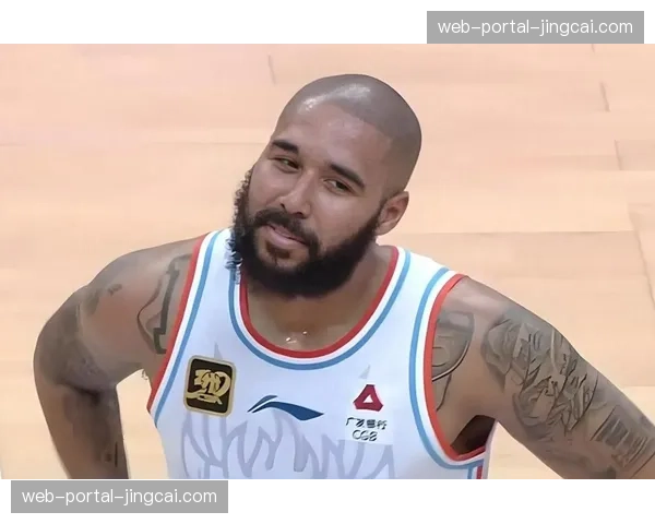 本赛季克里斯代表山东队出战27场常规赛场均20.6分8篮板2.6助攻